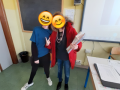 Role Play in inglese nelle classi seconde, due alunne vestono le parti delle loro professoresse