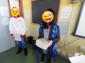 Role Play in inglese nelle classi seconde, due alunne vestono le parti delle loro professoresse
