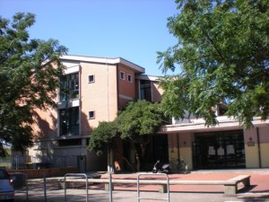 La Scuola Primaria è un edificio a mattoncini rossi e cemento armato. Davanti all'edificio c'è un bellissimo albero di pitosforo.