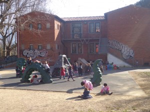 Bambini che giocano nel giardino della scuola
