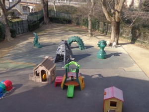 Giardino della scuola dell'infanzia arredato con vari giochi da esterno in plastica dura