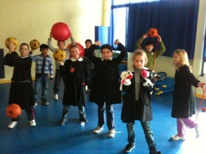 Bambini che sono disposti con un ordine che consente di scambiare fra di loro palle di gomma o cerchi o clavette, secondo l'attività da svolgere