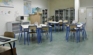 Aula per i lavori in piccolo gruppo, con banchi e sedie, librerie, armadi, postazioni pc, cartine geografiche, ...