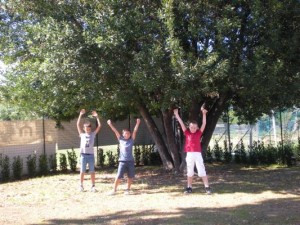 Ci sono tre bambini nel giardino della scuola