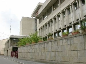 Edificio dell'Istituto G.B. Mazzoni. Struttura in cemento armato. Sede anche della Scuola Secondaria di Primo Grado.