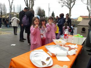 Bambini che fanno merenda alla festa di primavera al Campino