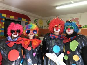 Le maestre Franca, Tiziana,Elisabetta e Valentina mascherate da clown