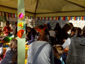 Genitori e bambini durante il laboratorio