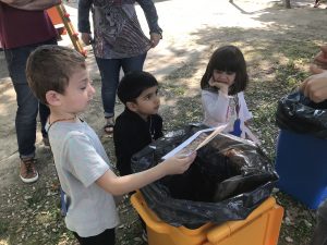 Operatori e bambini durante la caccia al tesoro